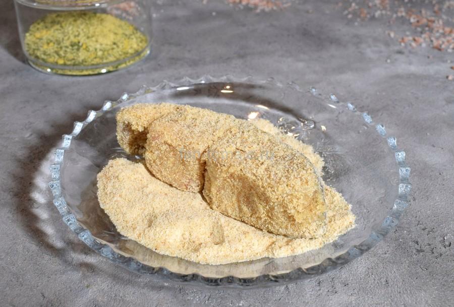 Приготовление жареной масляной, панированной сухарями, шаг 3