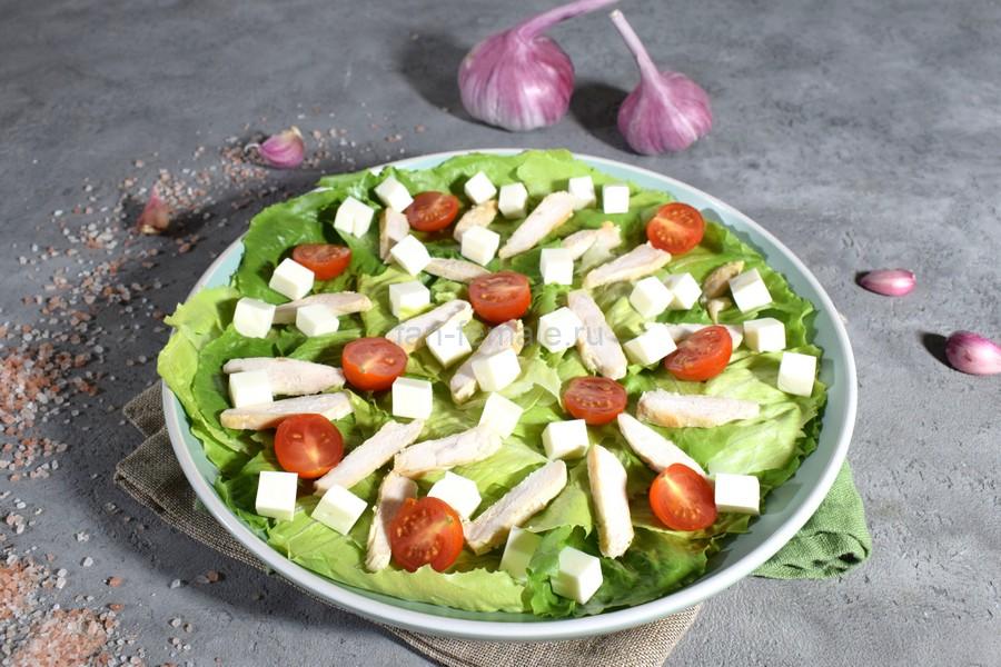Салат с курицей, черри, плавленным сыром