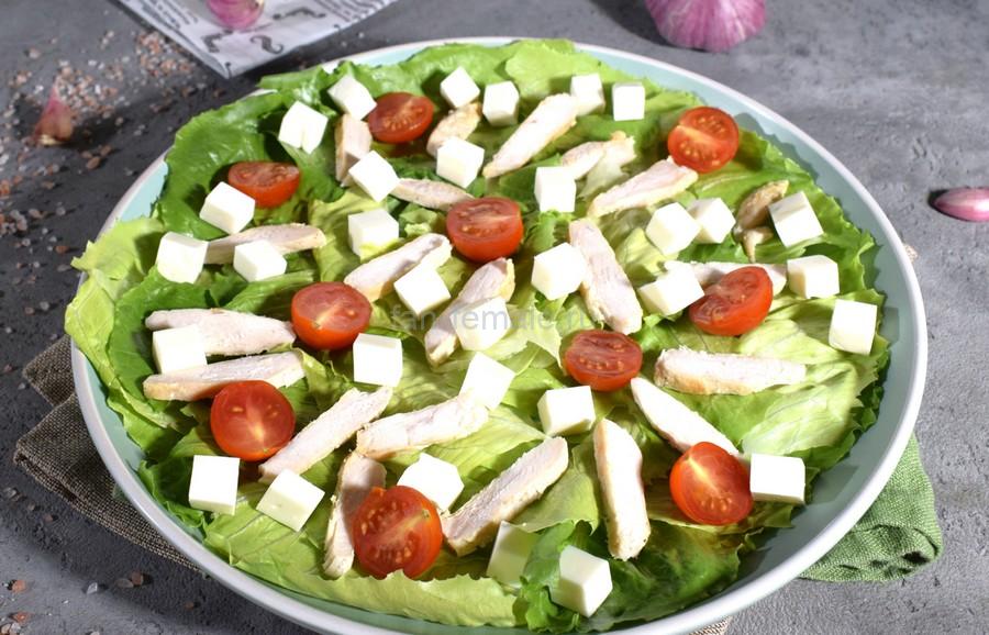 Салат с курицей, черри, плавленным сыром