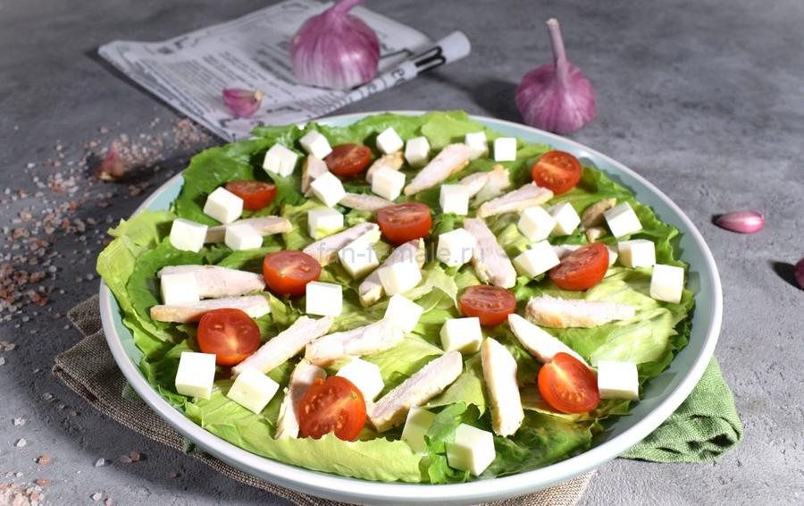Салат с курицей, черри, плавленным сыром