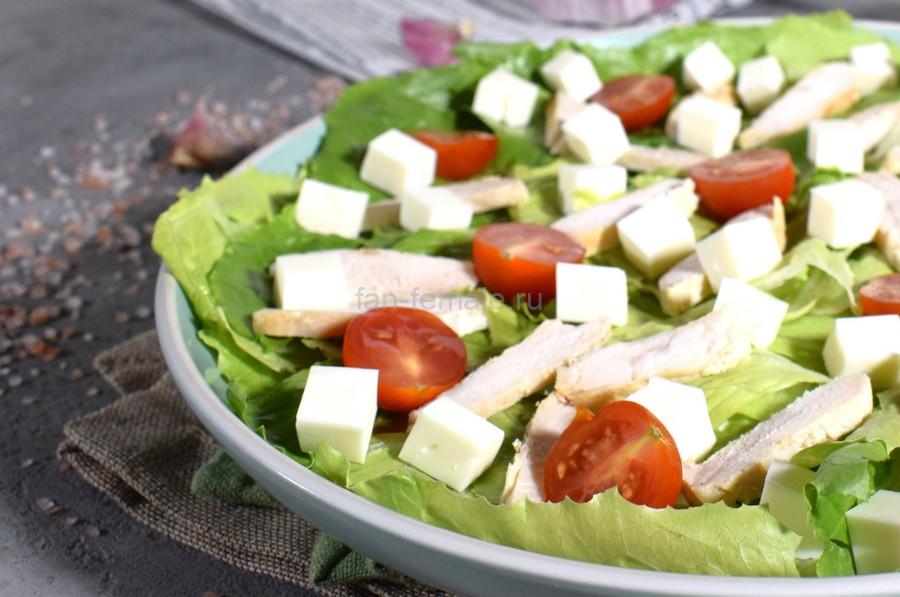 Салат с курицей, черри, плавленным сыром