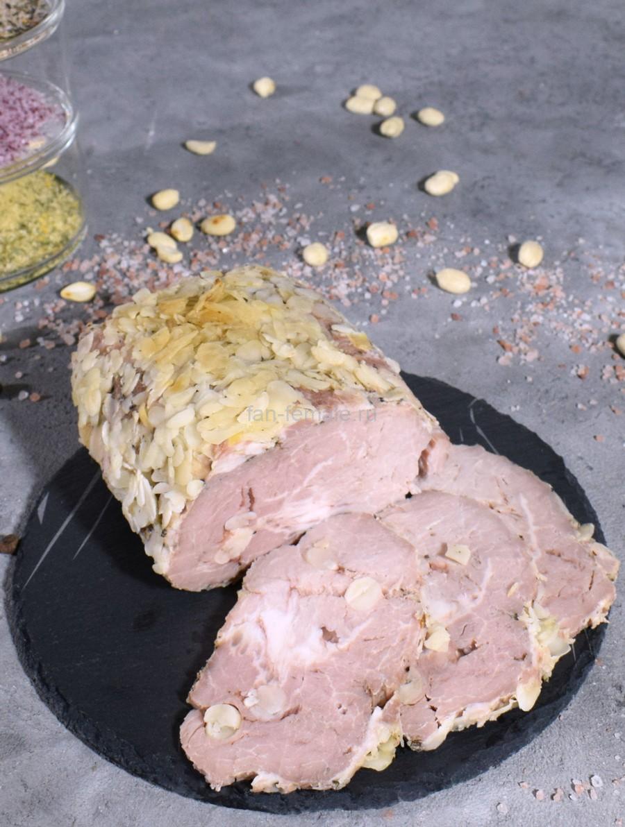 Свиная шейка, шпигованная арахисом, в лепестках арахиса