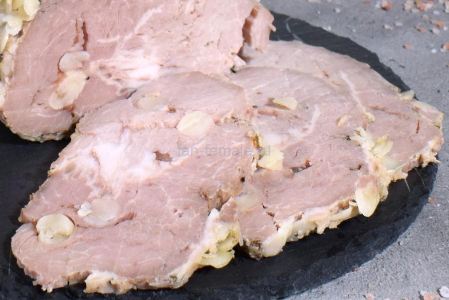Свиная шейка, шпигованная арахисом, в лепестках арахиса